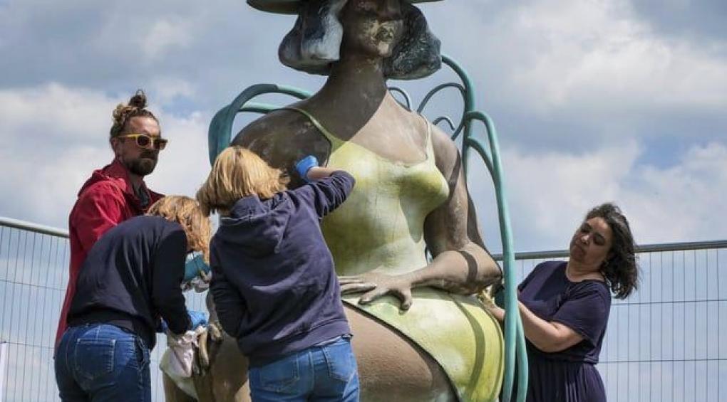 Victime de dégradation raciste, l'œuvre de Tschabalala Self restaurée par une foule de volontaires
