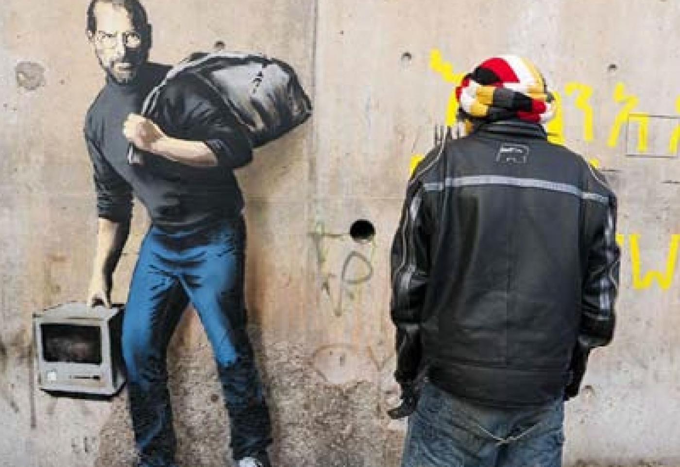 Bansky réalise trois œuvres à Calais en hommage aux migrants