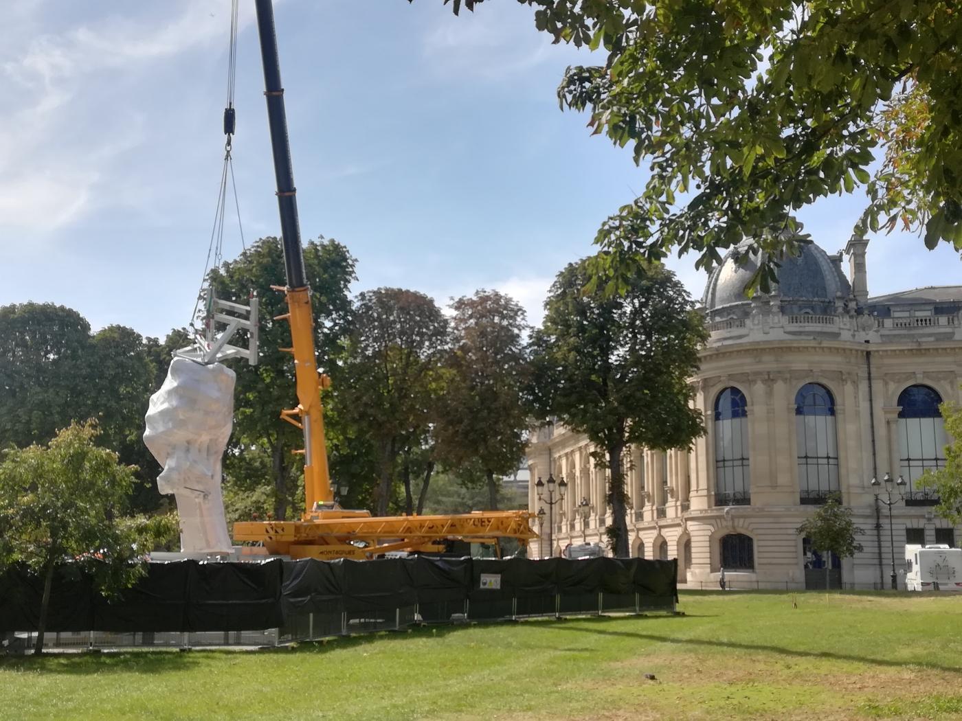 Les Tulipes de Koons en cours d’installation