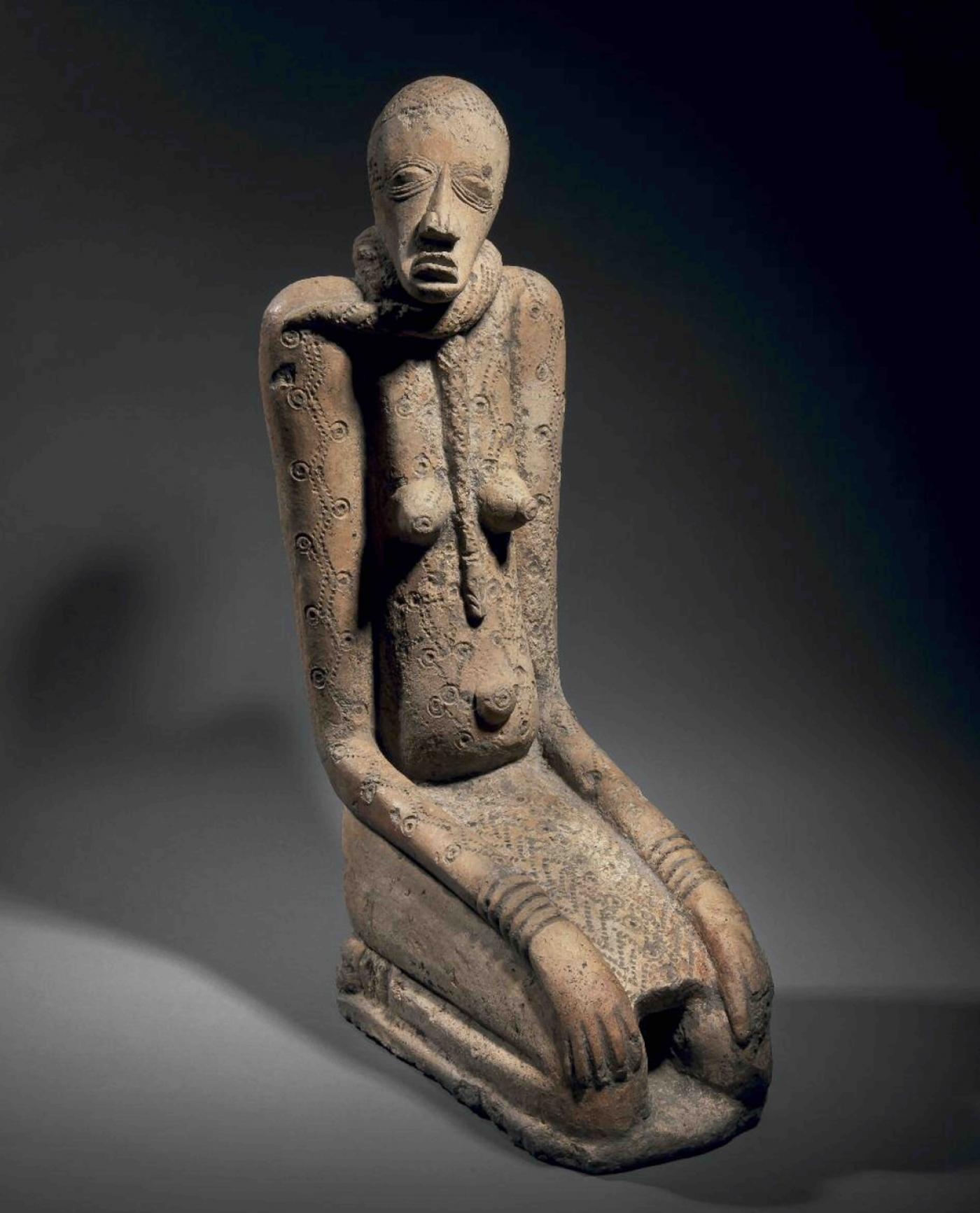 Grand personnage assis un serpent autour du cou, Djenne, Delta du Niger intérieur, Mali. Vendu 264 500 euros par Binoche et Giquello le 14 décembre 2018.