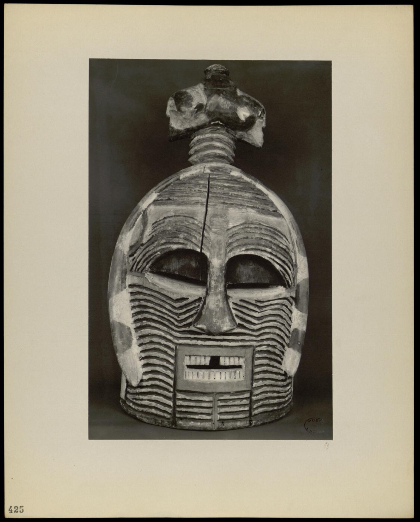 Walker Evans, Two face mask, tirage sur papier baryté monté sur carton.