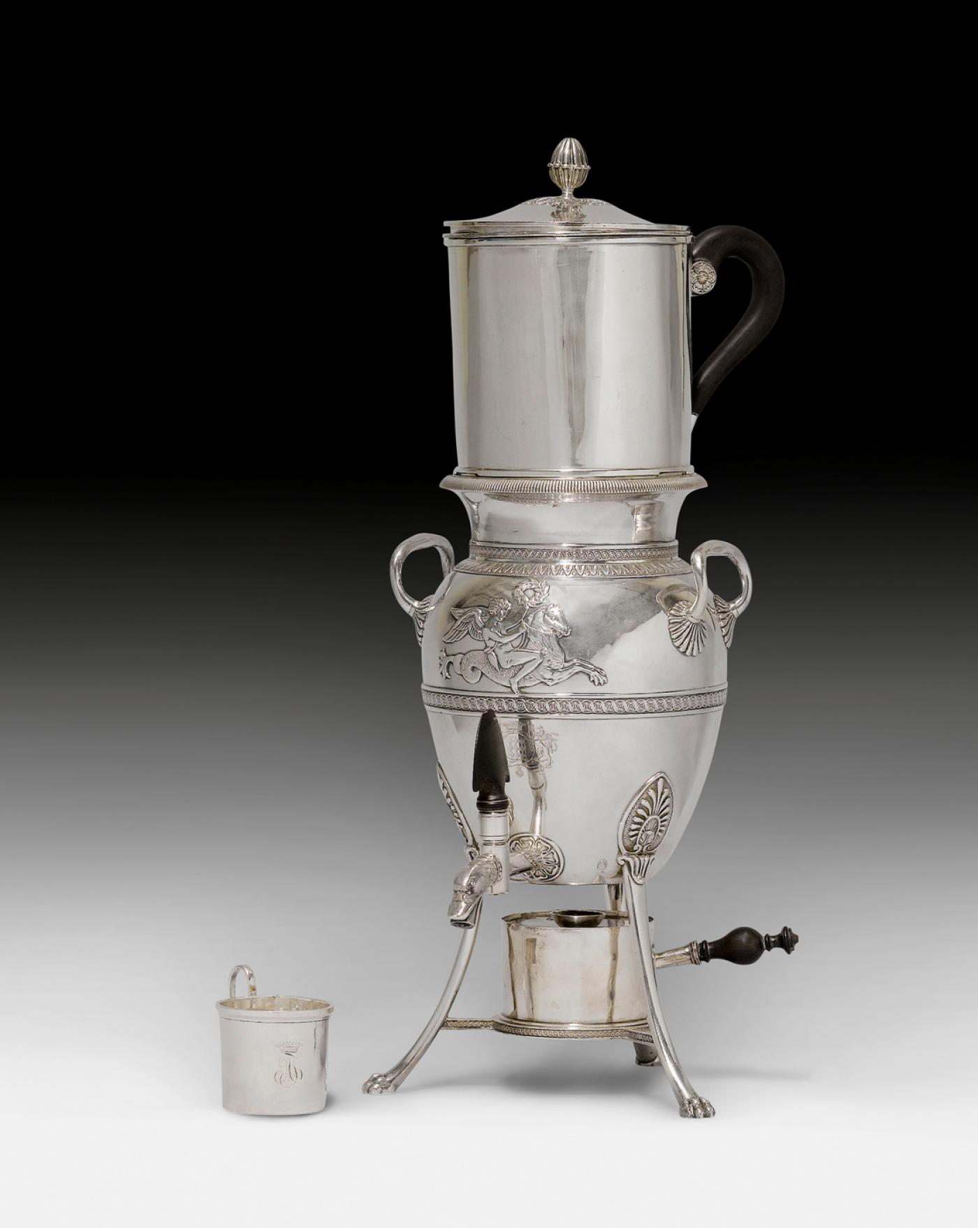 Martin-Guillaume Biennais, "Samovar aux armes de la famille Turpin de Crissé", 1809, ensemble argent et ébène composé d’une fontaine et son couvercle, d’un réchaud à huile,
d’un filtre et d’un poussoir à café, d’un filtre à thé et d’une petite tasse, h.37 cm.
Galerie Igra Lignum, Dompierre.