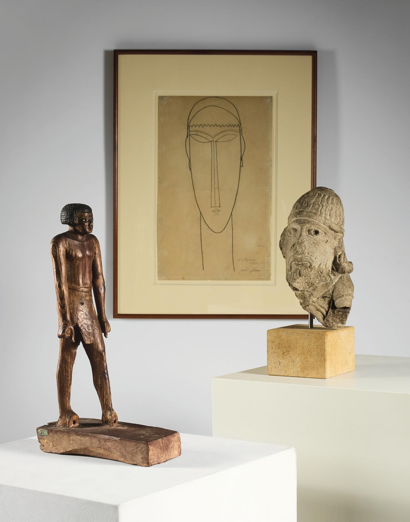 Egypte, nécropole de Meir, Moyen-Empire, "Statuette de dignitaire en bois", XI-XIIe dynastie, h. 32,8 cm.
Estimation : 50 000 - 60 000 euros., Amedeo Modigliani, "Tête", vers 1911-1912, crayon sur papier, 43 x 26,50 cm.
Estimation : 250 000 - 350 000 euros.
Cluny, Bourgogne, probablement de l'Abbaye, "Torse d'homme barbu ou prophète", vers 1115-1130, sculpture en pierre calcaire fragmentaire, accident et restauration, h. 24,1 cm.
Estimation : 60 000 - 80 000 euros.