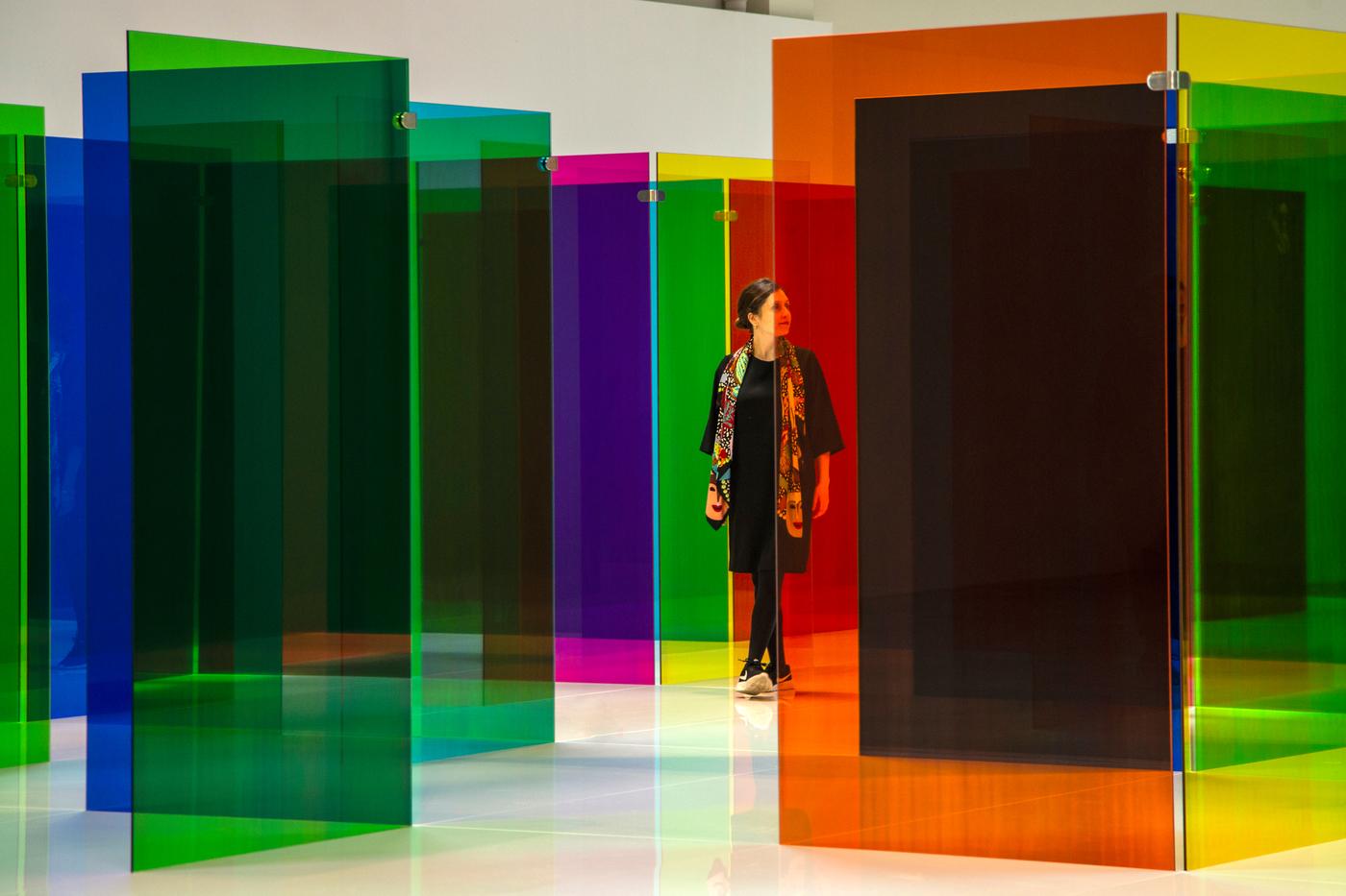 Carlos Cruz-Diez, "Labyrinthe de Transchromie", verre teinté, bois, acier inoxydable, 2,45 x 14,64 x 14,64 m.
La Patinoire Royale, Bruxelles.