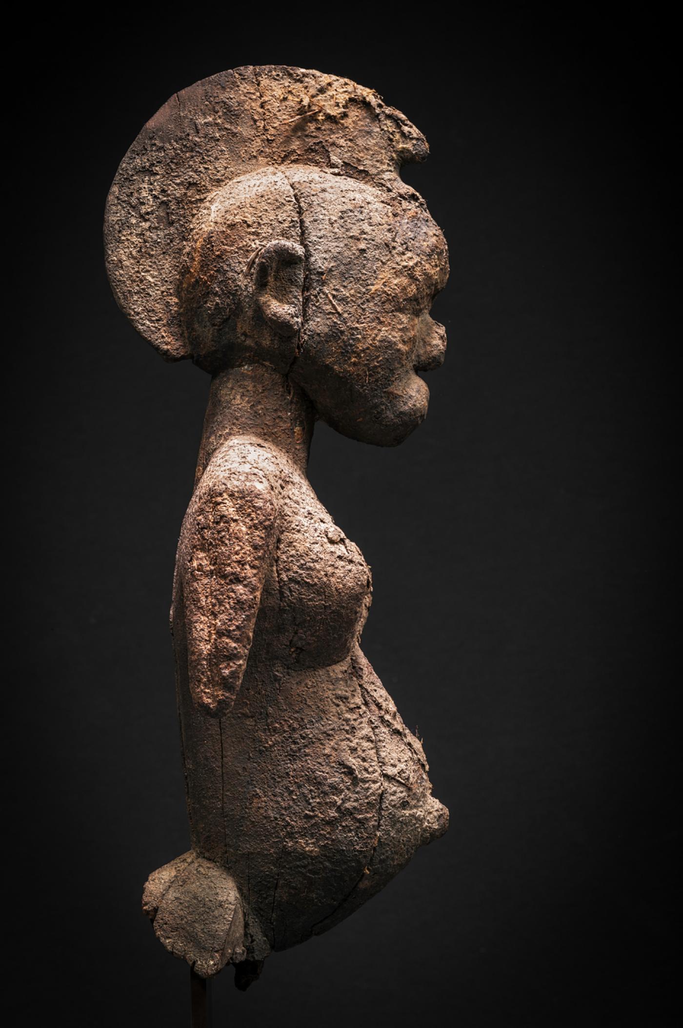 "Statue Lobi", Burkina Faso, bois, patine crouteuse, h.56 cm (avec socle). Galerie Pablo Touchaleaume.