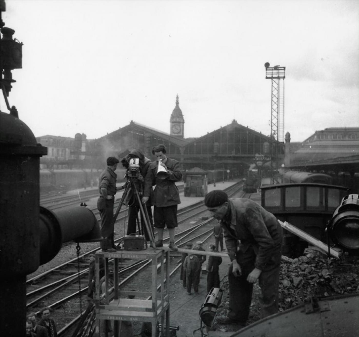 Gare de Lyon , Paris ; Tournage du film "La Bataille du Rail", réalisé par Réné Clément.