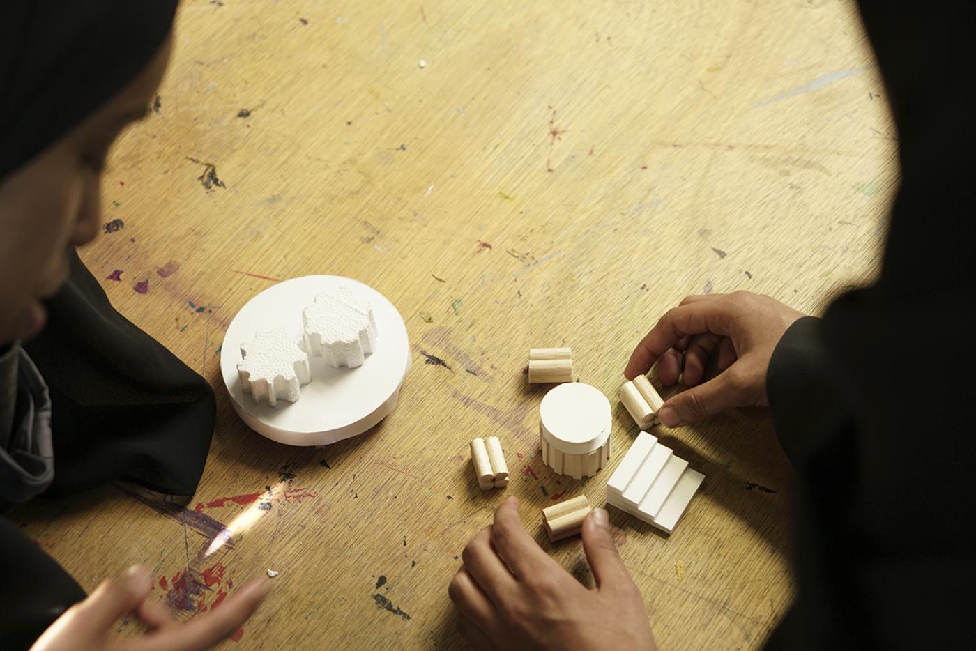 Des étudiants du Royal College of Art travaillant sur des maquettes pour l'installation Fragmented Follies, en préparation des Curating Contemporary Art Shows 2019.