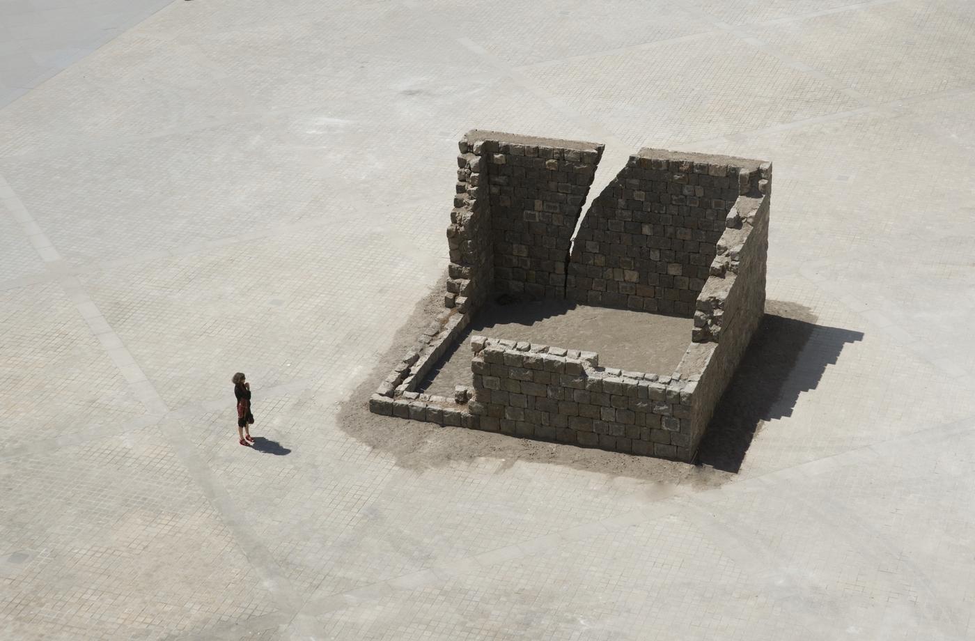 Michal Rovner, "Makom IV", 2010-2011, structure en pierre, 7 x 7 x 3.75 m. Vue d'installation Cour Napoléon, Louvre, Paris, 2011 pour l'exposition "Michal Rovner Histoires".
