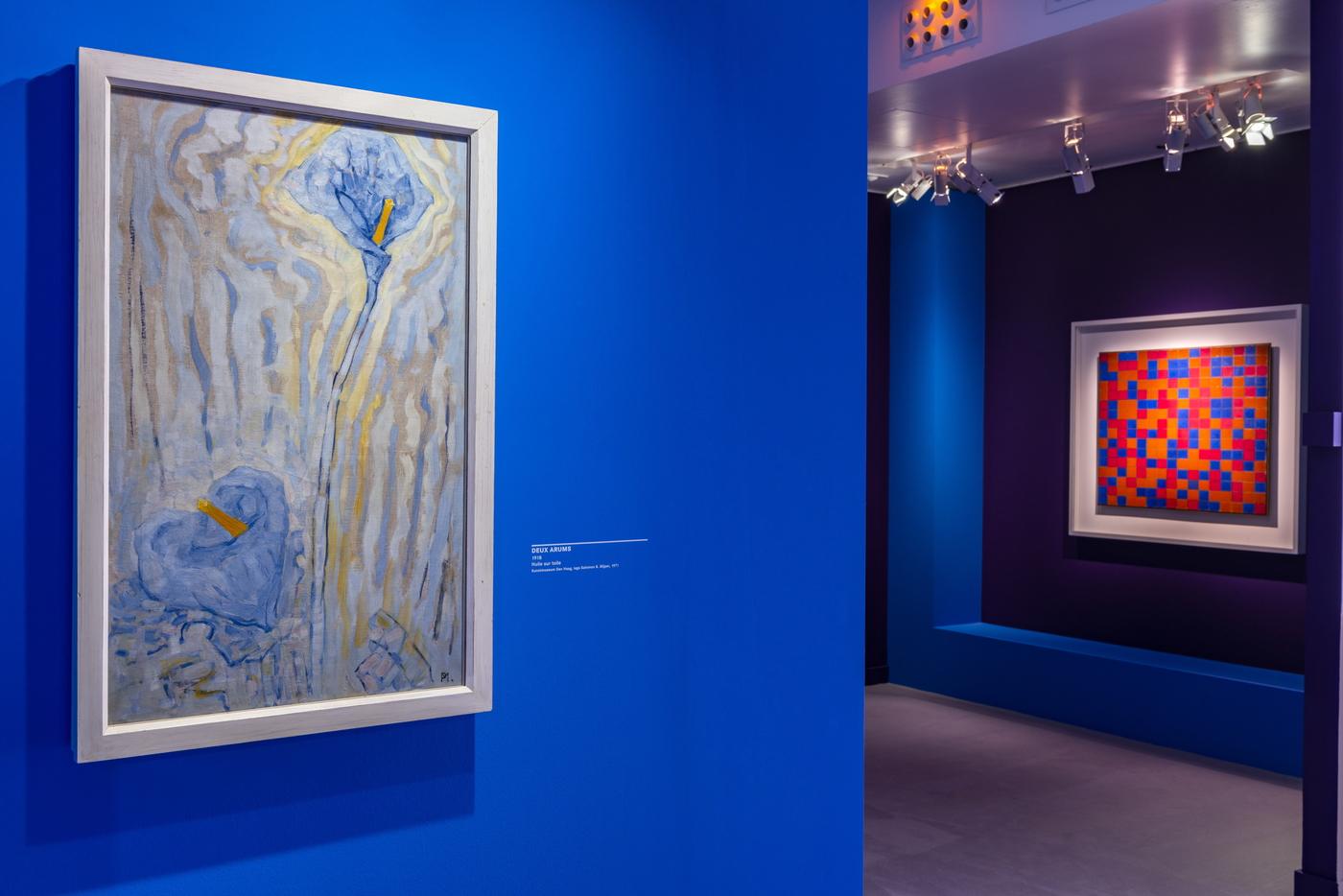 Vue in situ de l'exposition Mondrian Figuratif. Une histoire inconnue au Musée Marmottan Monet, du 12 septembre 2019 au 26 janvier 2020. Œuvres : à gauche, "Deux arums, 1918", à droite "Composition avec grille 8 : composition en damier aux couleurs foncées", 1919.