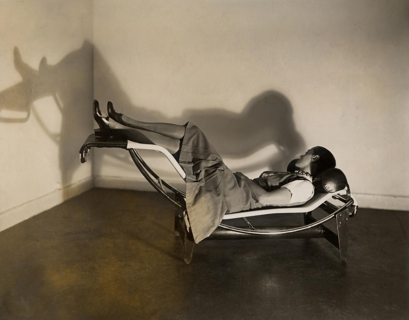 Charlotte Perriand sur la « Chaise longue basculante, B306 », (1928-1929) – Le Corbusier, P. Jeanneret, C. Perriand, vers 1928.