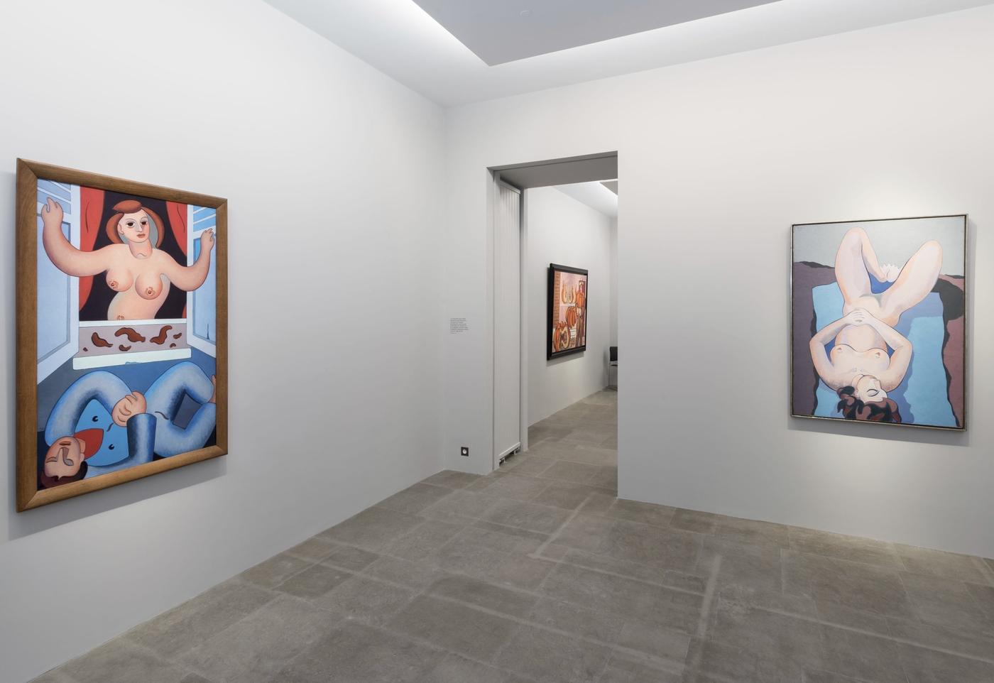 Vue in situ de l'exposition « Hélion, années 40 » à la Galerie Malingue, Paris, du 18 octobre au 16 décembre 2017. Œuvres : à gauche, Le Dormeur et le nu, 1947, présenté par la galerie Malingue ; au fond, La Belle etrusque (ou Le Porteur de citrouilles), 1948 ; à droite, Nu renversé, 1946, prêt du Musée d’Art moderne de la Ville de Paris.