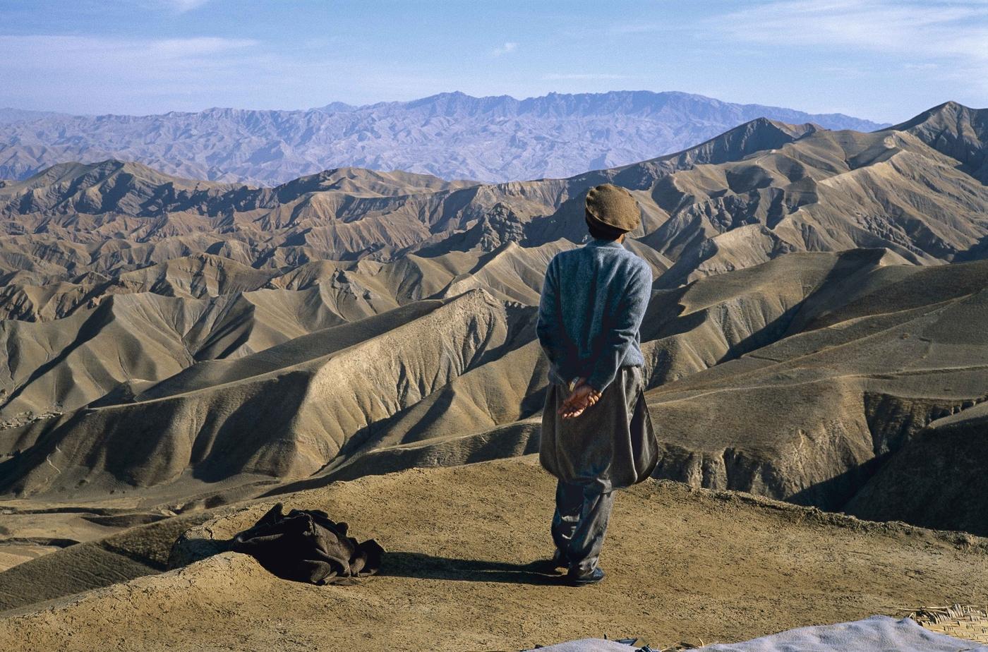 Pascal Maitre, Taloqan, Afghanistan, 1998. Le commandant Massoud au dessus de la ville de Taloqan sur un toit.