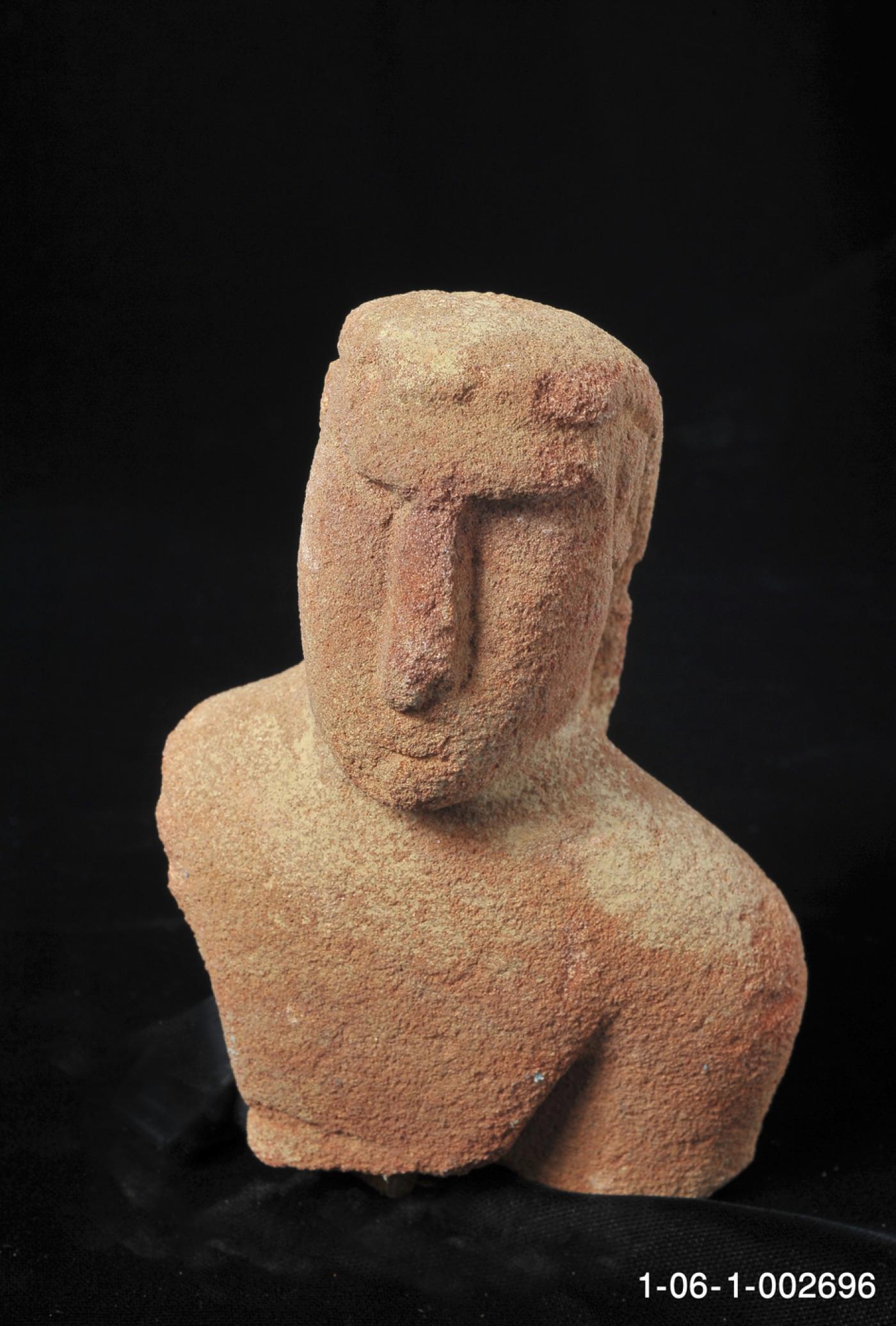 Visage d’un ex-voto, sanctuaire d’Umm Daraj, Al Ula, Arabie saoudite, Ve-Ier siècle av. J.-C. , grès rouge, 14 x 12 x 1 cm.
