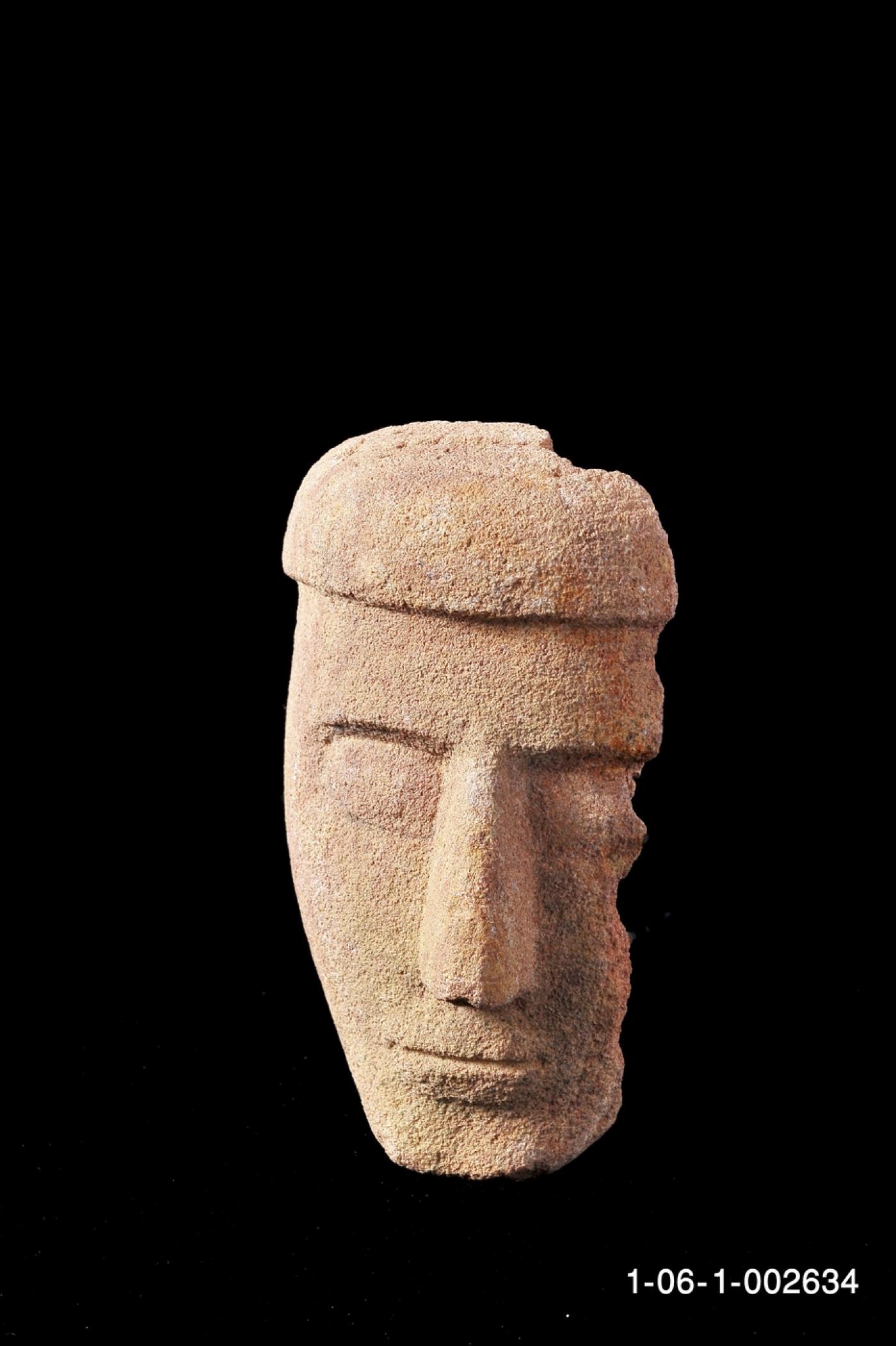 Visage d’un ex-voto, Sanctuaire d’Umm Daraj, Al Ula, Arabie saoudite, Ve-Ier siècle av. J.-C., grès rouge, 9,5 x 5,5 x 2,6 cm.