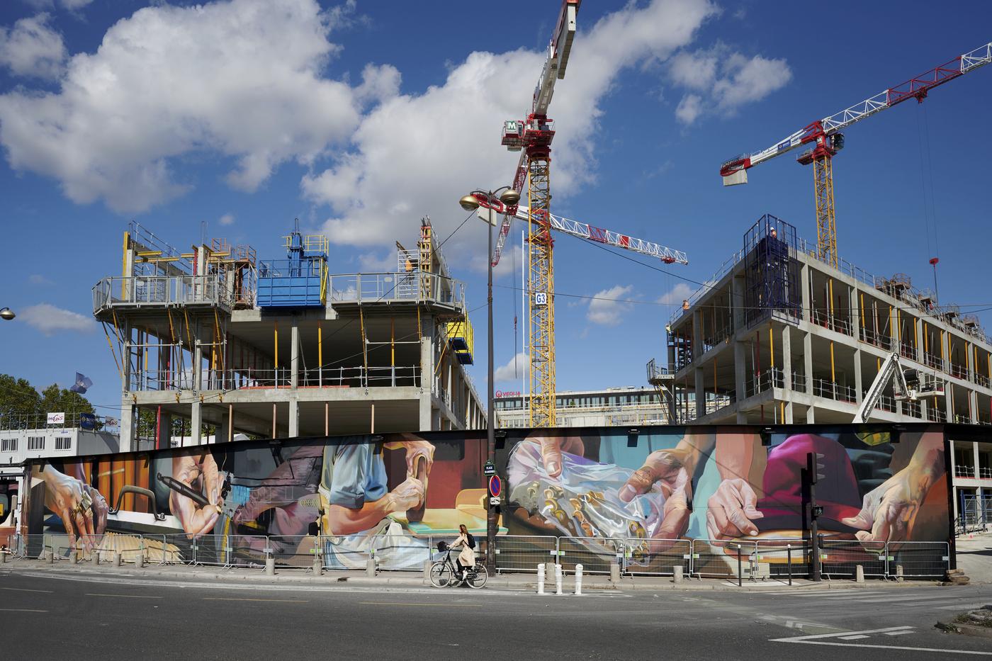 La fresque de Case Maclaim sur la palissade du chantier.