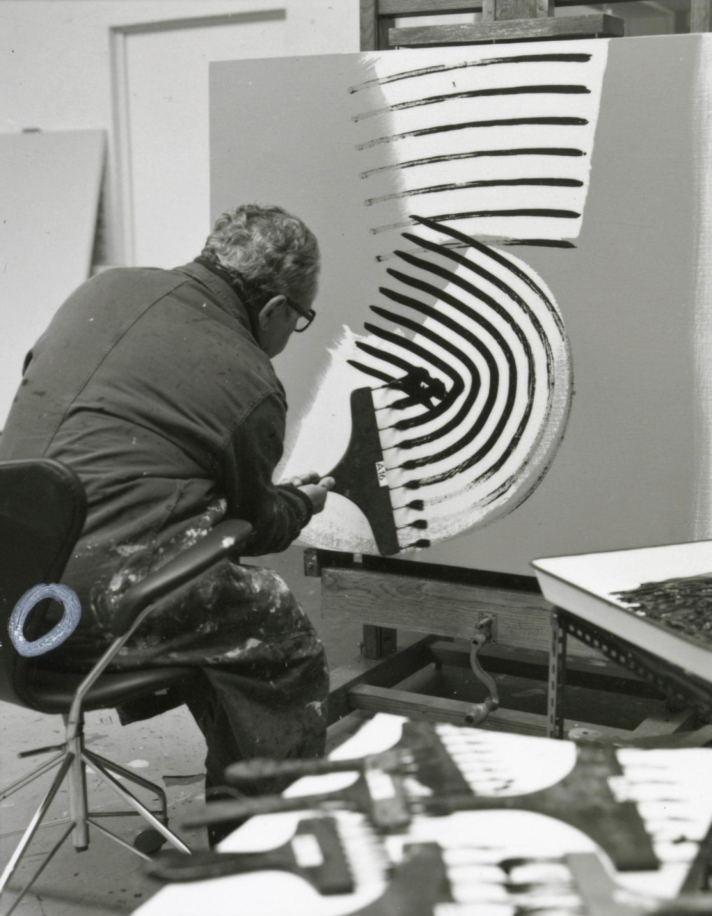 François Walch, Hans Hartung dans son atelier d’Antibes, 1975.

