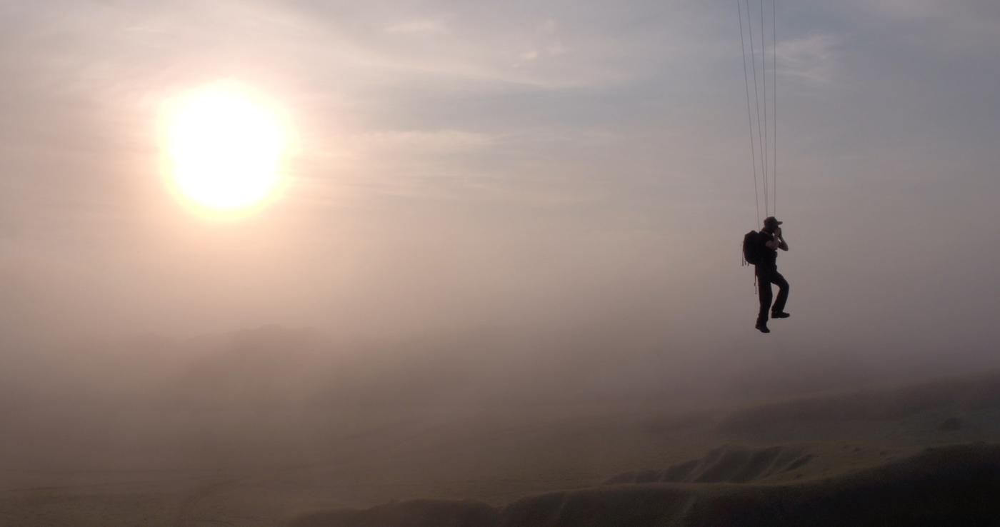 Abraham Poincheval, Marche sur les nuages, 2019, performance présentée dans le cadre de la Biennale de Lyon.
