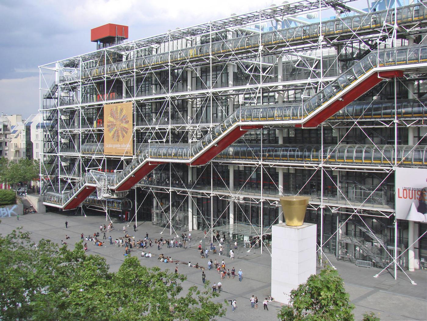 La Piazza et la Chenille du Centre Pompidou, en restauration jusqu'à septembre 2020.