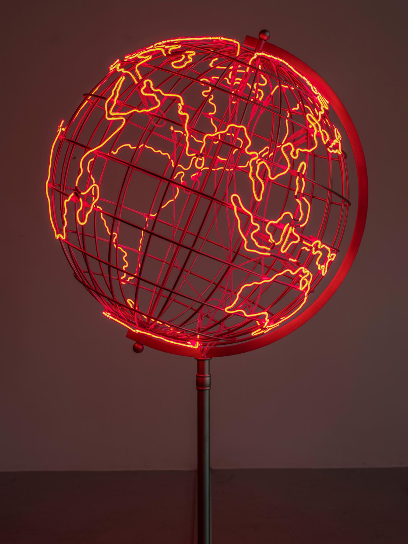 Mona Hatoum, "Hot Spot (stand)" (détail), 2018, acier inoxydable, néons et caoutchouc, 172 x 83 x 80 cm. Édition de 6 + 2 AP. Galerie Chantal Crousel, Paris.