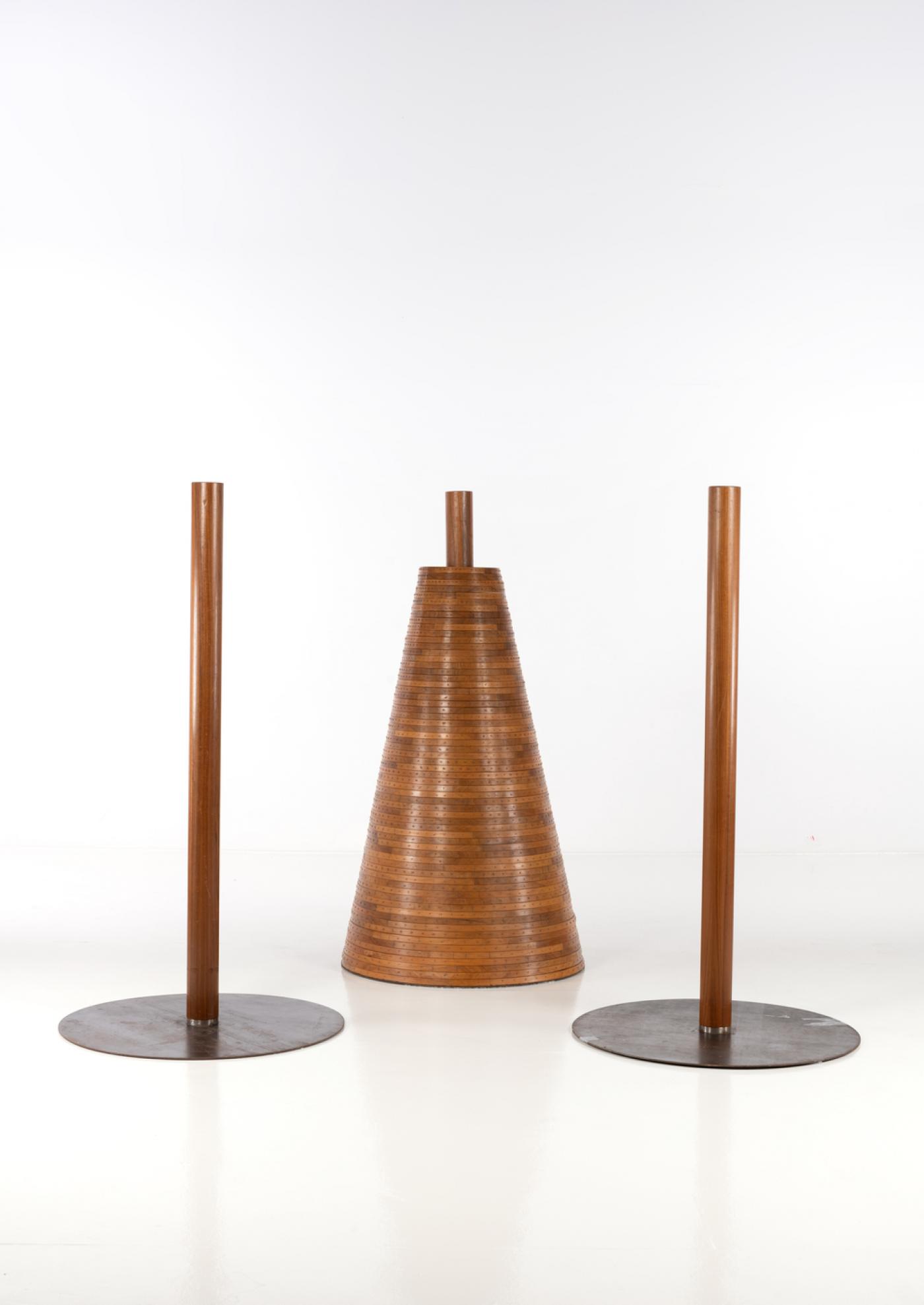 Alain Jacquet, "La Baratte (Churn)", 1971-1975, bois Bété et Amazakoué, fer et cuivre, h. 183 cm (chaque colonne) d. 96 cm (chaque base).