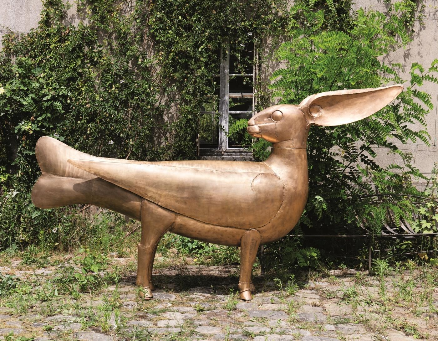 François-Xavier Lalane, "Lapin à vent ", 2004 , bronze doré patiné, numérauté 7/8,  180 x 255 x 47 cm.
Estimation : 400 000-600,000 euros.