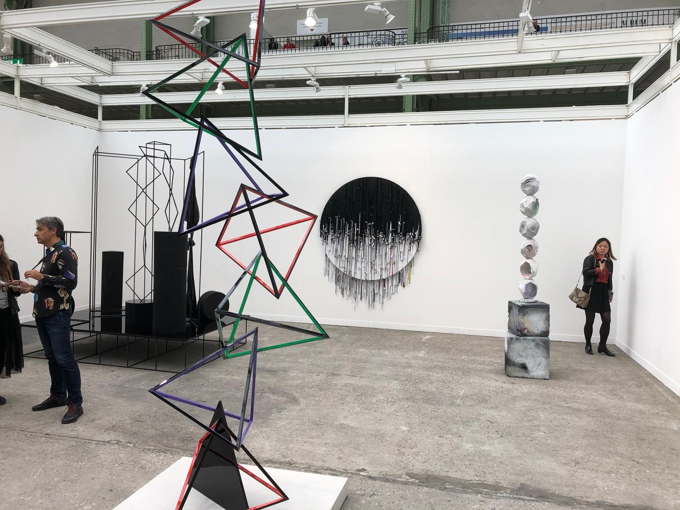 Vue du stand de la galerie 303. Au premier plan : Eva Rothschild, "Hi-wire", 2019, 345 x 104 x 113 cm, acier inoxydable, peinture.