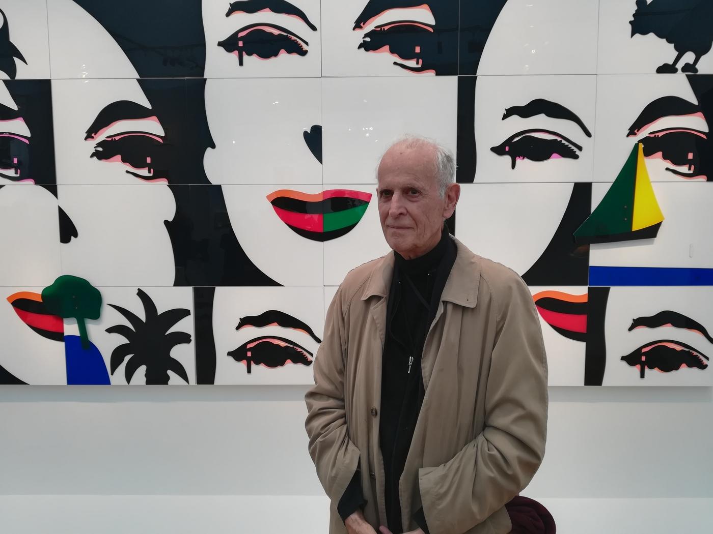 Martial Raysse devant "Dans la suite des tableaux à géométrie variable, ce tableau est en vérité un film d'animation" (1966) sur le stand de la galerie Lévy Gorvy, FIAC 2019.