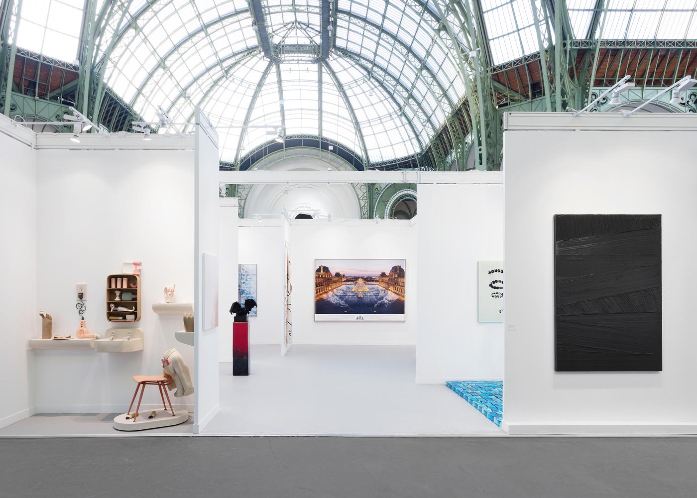 Vue du stand de la galerie Perrotin, FIAC 2019.