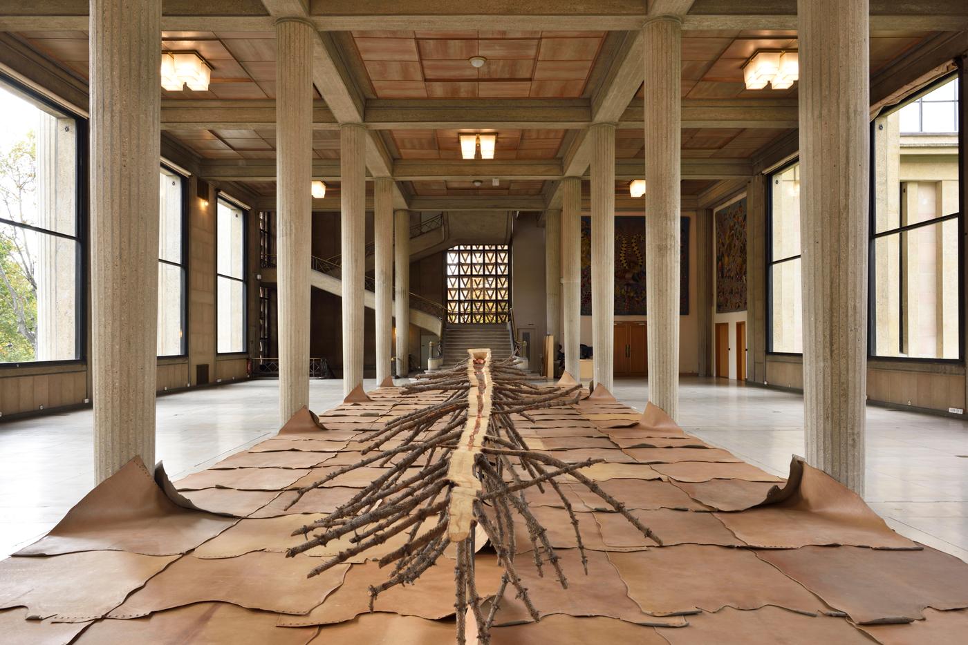 Giuseppe Penone, "Matrice di linfa", 2008, ois de sapin, résine végétale, terre cuite, cuir, métal, 131 x 4500 x 212 cm.
Vue d'installation au Palais d’Iéna.