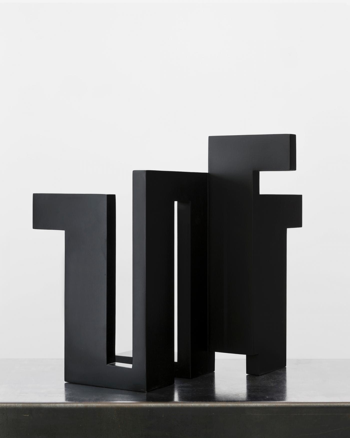 Julije Knifer, "Untitled", 19712002, métal, 33 x 30 cm. Galerie Frank Elbaz, Paris, Dallas.