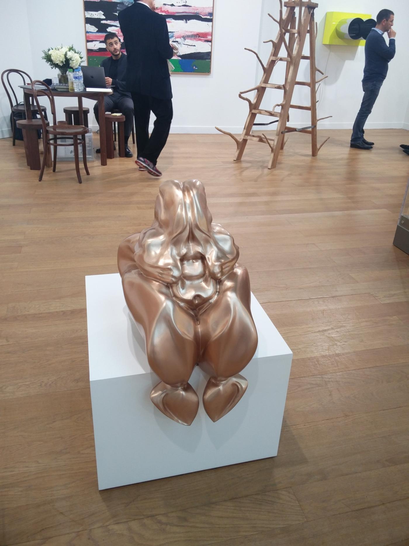 Marguerite Humeau, Seated Lady of Çatalhöyük, A 40-year-old female human has ingested the brain of a hedgehog, 2018, bronze, sur le stand de la galerie CLEARING, New York, Bruxelles.