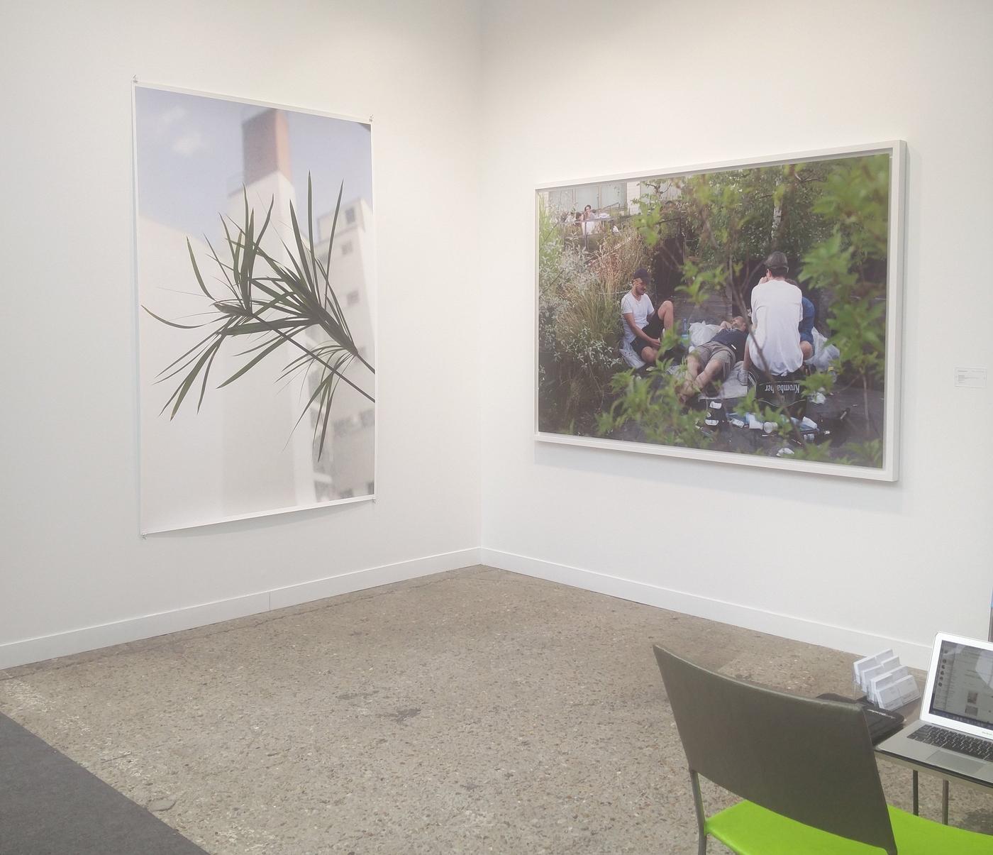 Vue du stand de la galerie David Zwirner avec des œuvres de Wolfgang Tillmans.