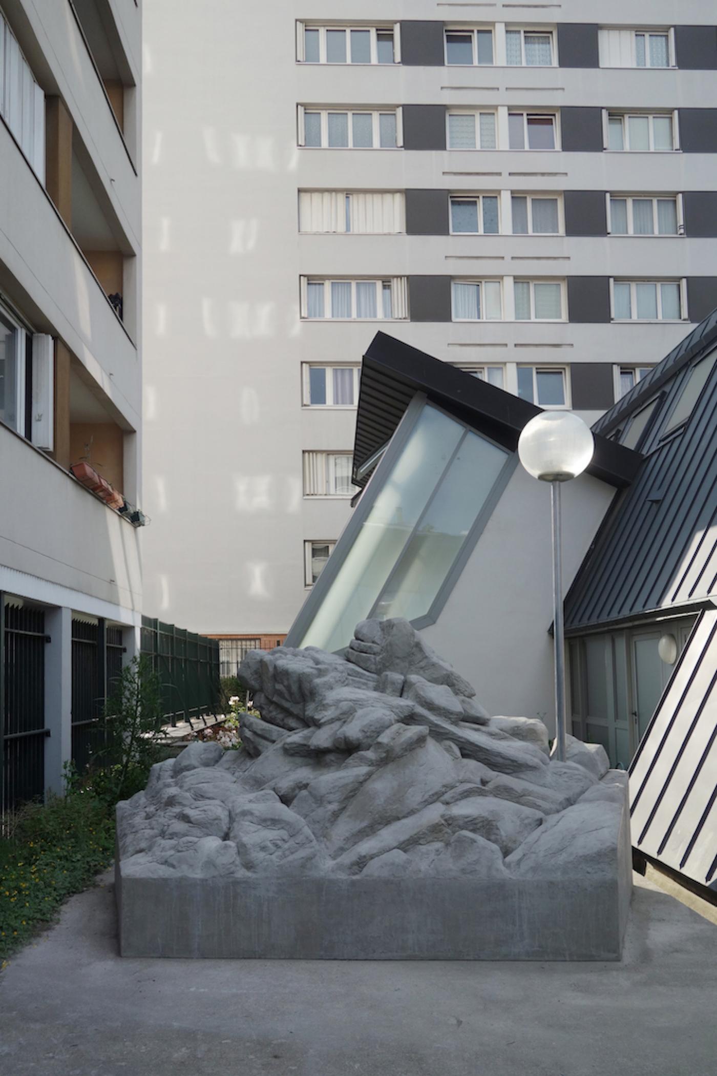 Julien Berthier, Contemplant une mer de nuages, 2019.