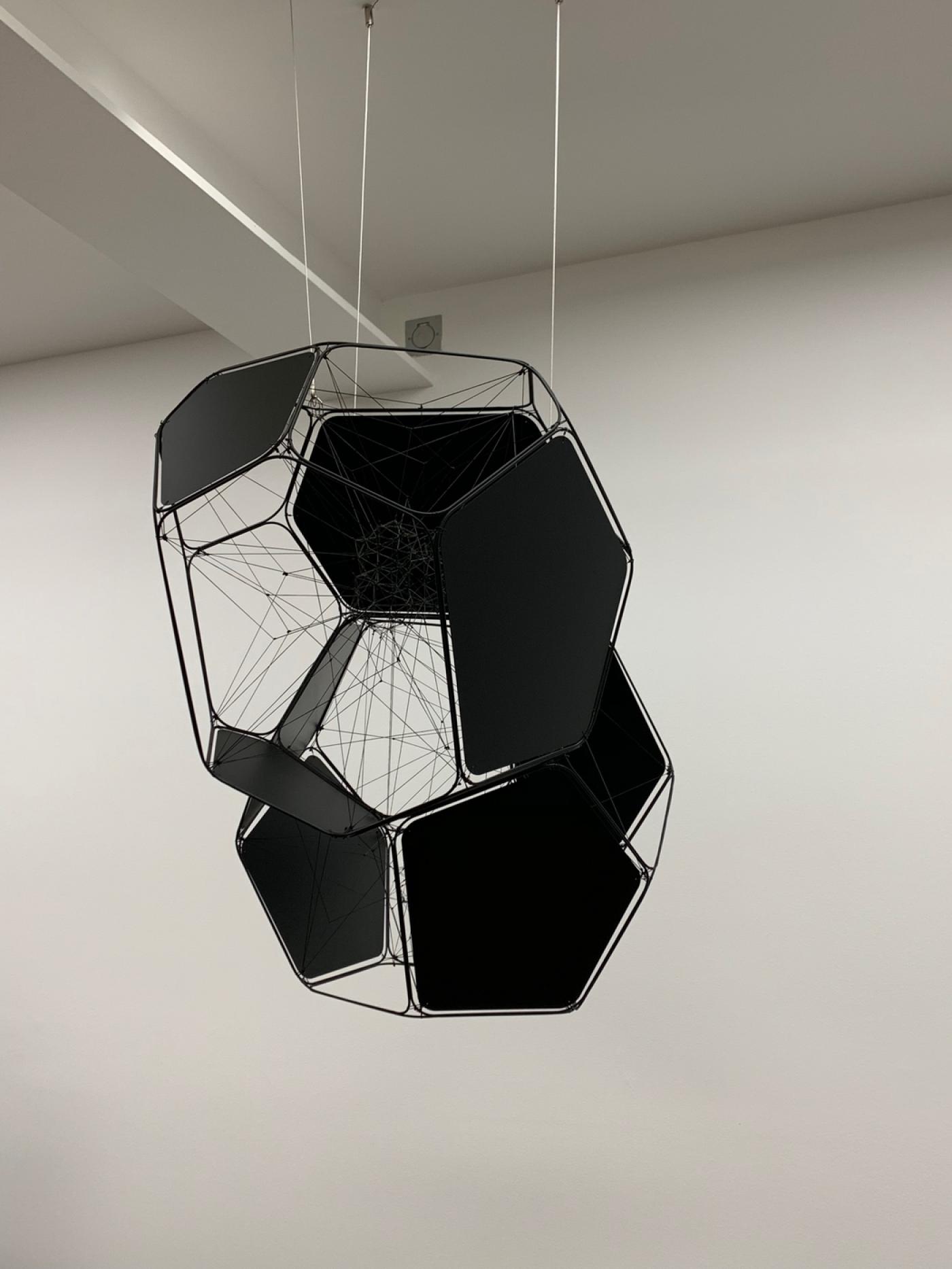 Tomás Saraceno, "LEDA 33452/M+Mb", 2016, acier inoxydable laqué, panneaux en acier
inoxydable laqué noir, corde en polyester, fil de pêche, fil de fer
60 x 113 x 65 cm (2 modules, ø 60 cm chacun).