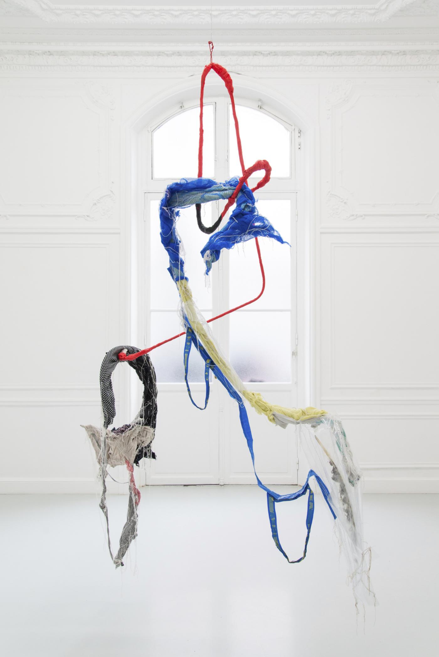 Julien Creuzet, "Pourquoi nos chemins / se sont croisés / à une névralgie si chaotique / Kepone Merex Curlone / écotoxique exotique / épiletique fuck you (...)", 2019, métal, plastique, tissus, fil, câbles, 250 x 140 x 70 cm.