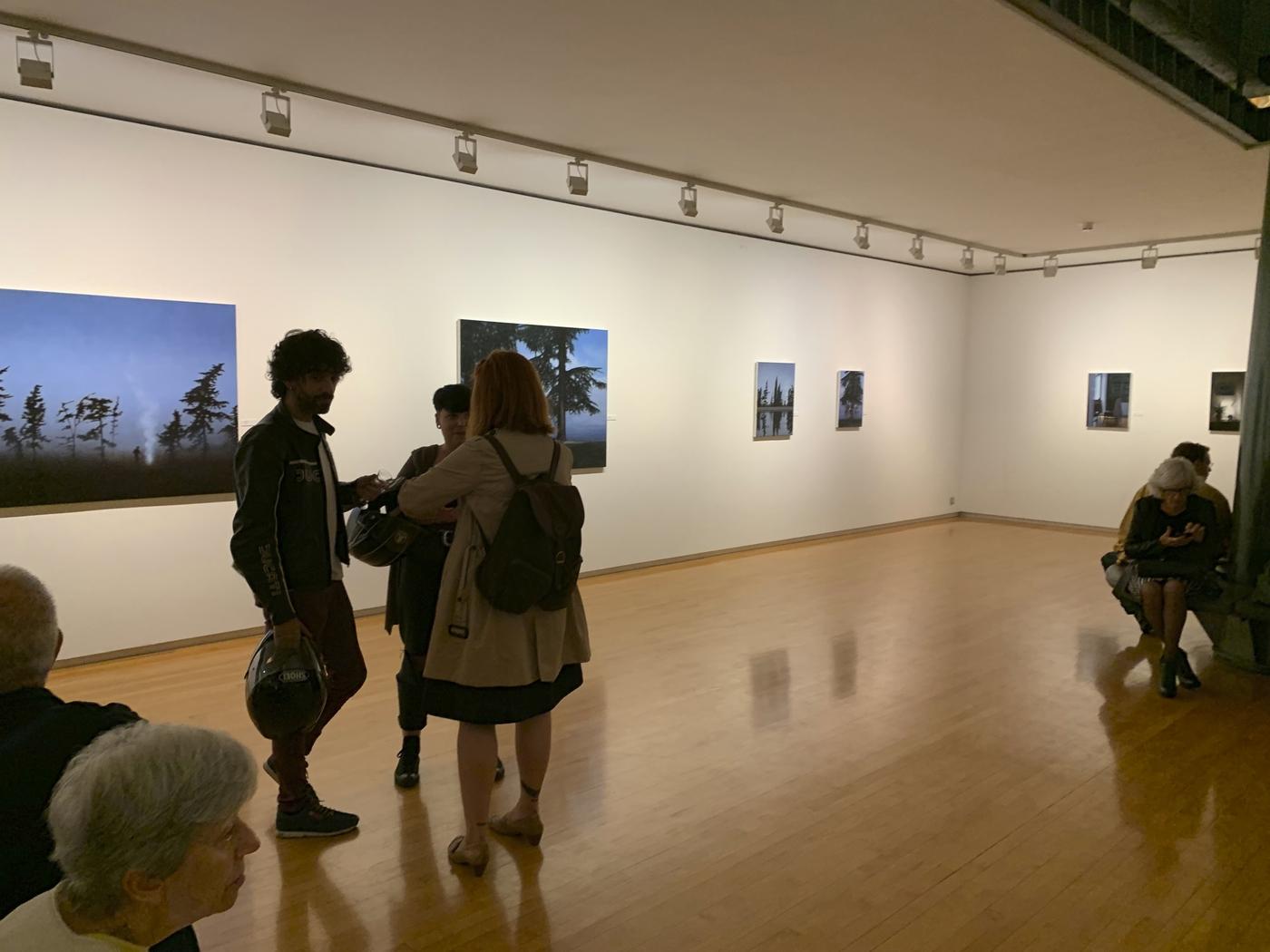 Vue de l’exposition « Entre lo humano y lo sublime » de Gonzalo Sicre, le soir du vernissage à la Sala Parés.
