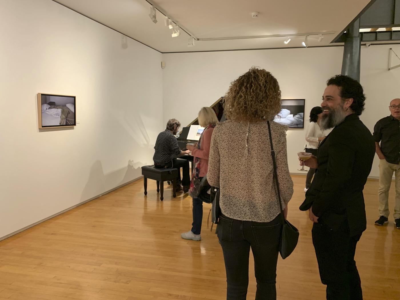 Vue de l’exposition « Entre lo humano y lo sublime » de Gonzalo Sicre, le soir du vernissage à la Sala Parés.
