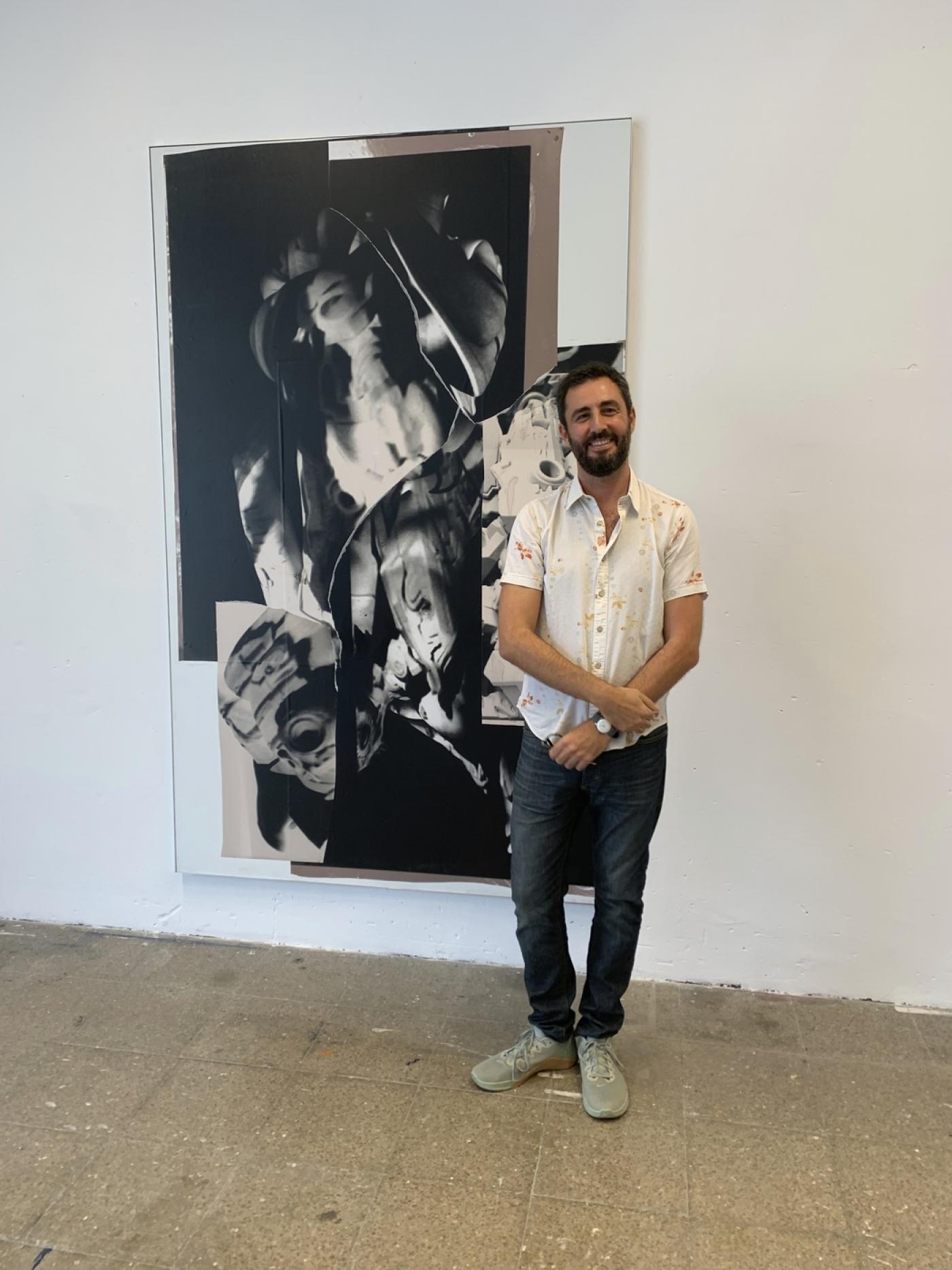 Alex Nogueras, directeur de la galerie NoguerasBlanchard, pose devant un des montages photographiques d’Alfredo Rodriguez.
