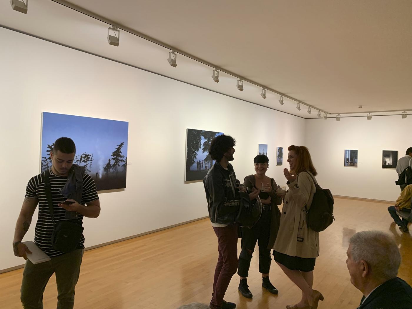 Vue de l’exposition « Entre lo humano y lo sublime » de Gonzalo Sicre, le soir du vernissage à la Sala Parés.
