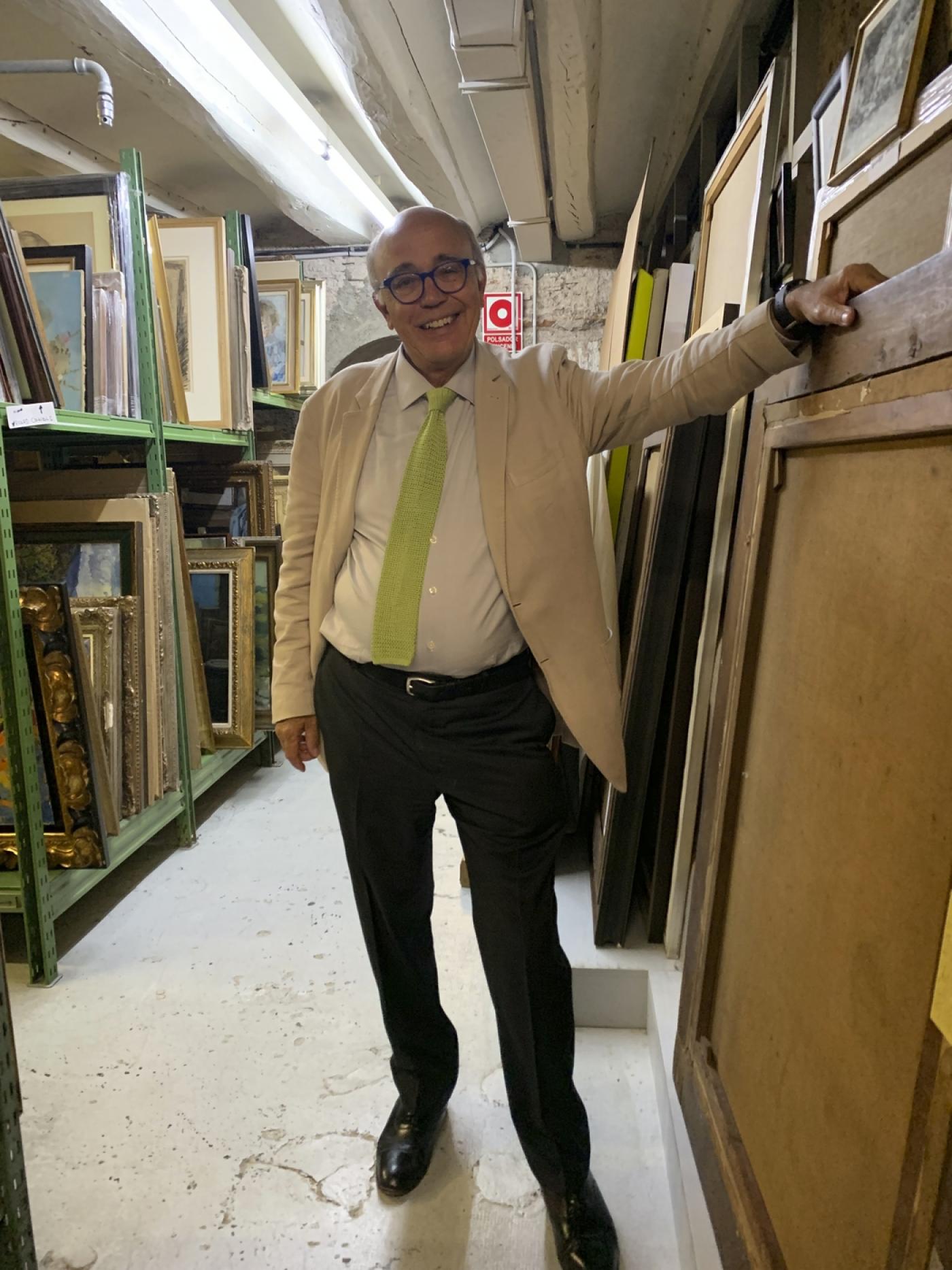 Joan Antón Maragall, directeur de la Sala Parés, pose dans l’espace de stockage de la galerie.