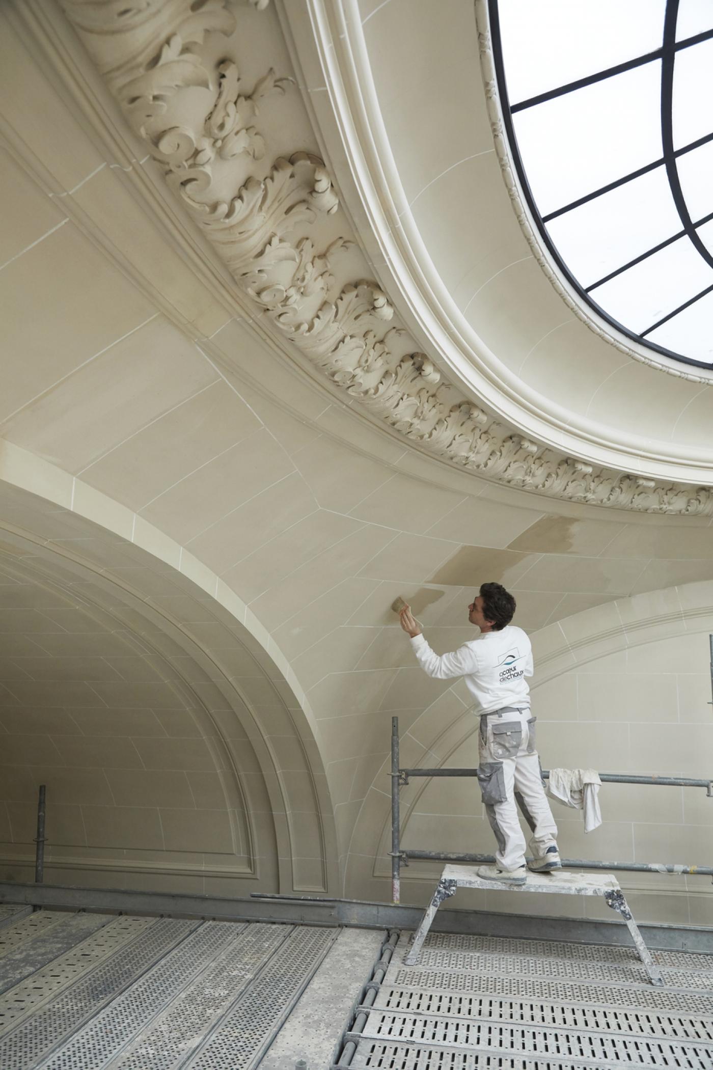 Restauration en cours du plafond de l'escalier Luynes.