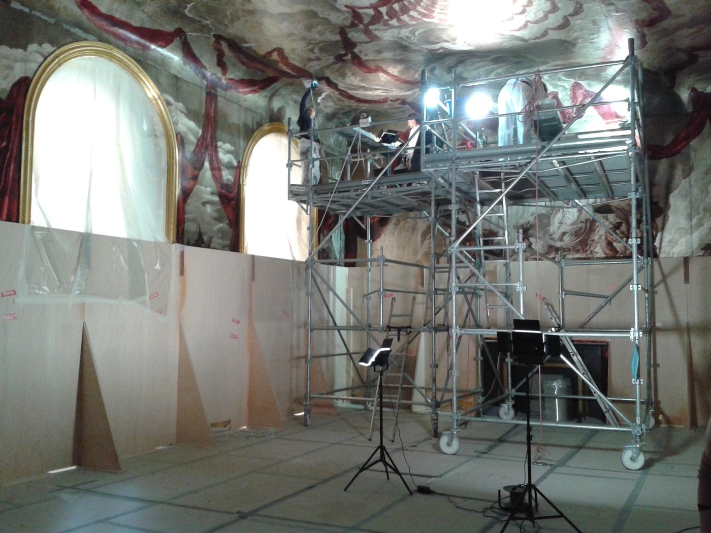 Restauration en cours de la salle de bal de l'hôtel Wendel. Le décor monumental (la hauteur sous plafond dépasse les 5 mètres) a été acheté par le musée en 1981, lors de la vente de l'hôtel.