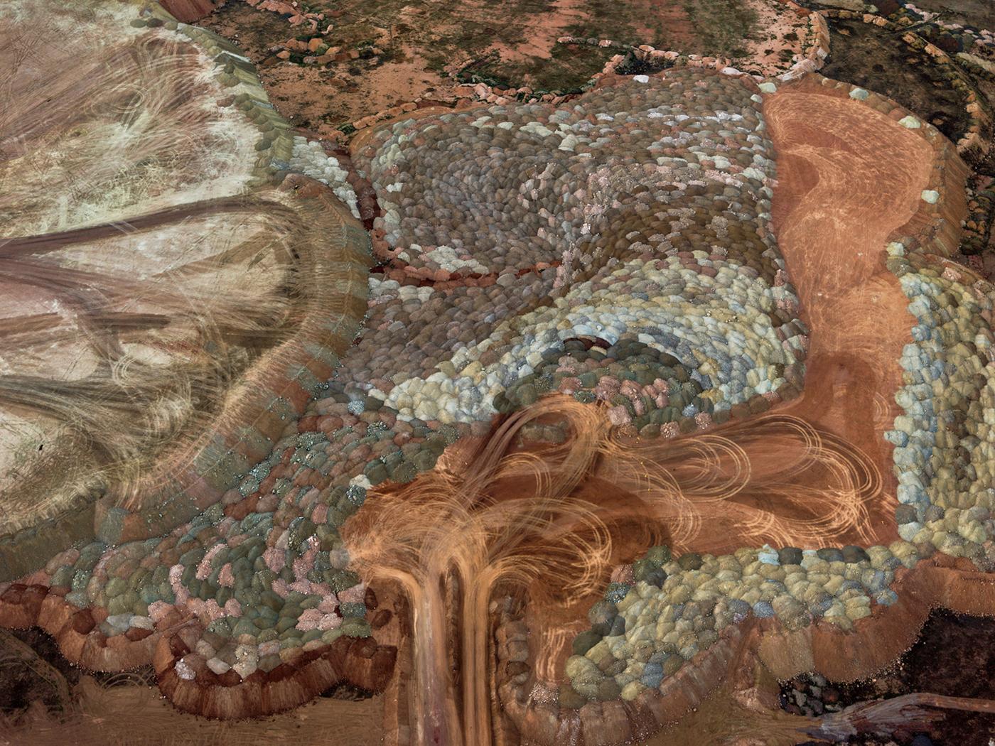 Edward Burtynsky, "Sishen Iron Ore Mine #2, Overburden, Kathu, South Africa", 2018, injection pigmentaire sur papier photo Kodak professionnel, dimensions variables. Nicholas Metivier (Toronto).