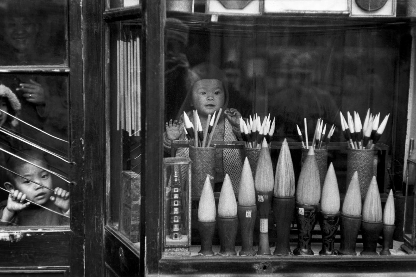 Henri Cartier-Bresson, "Dans la rue des antiquaires, la vitrine d’un marchand de pinceaux", Pékin, décembre 1948.