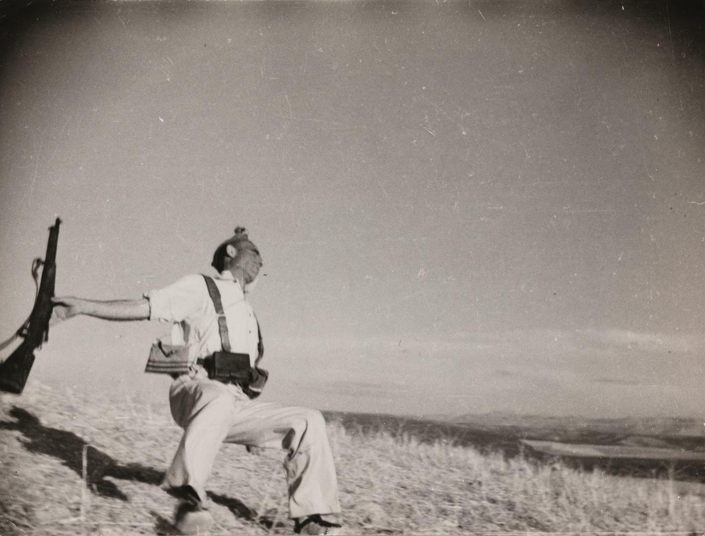 Robert Capa,"Death of a Loyalist Militiaman, Cordoba front", connu comme "The Falling Soldier", septembre 1936, tirage argentique,
18 x 23,2 cm.
Estimation : 60 00 - 80 000 euros.