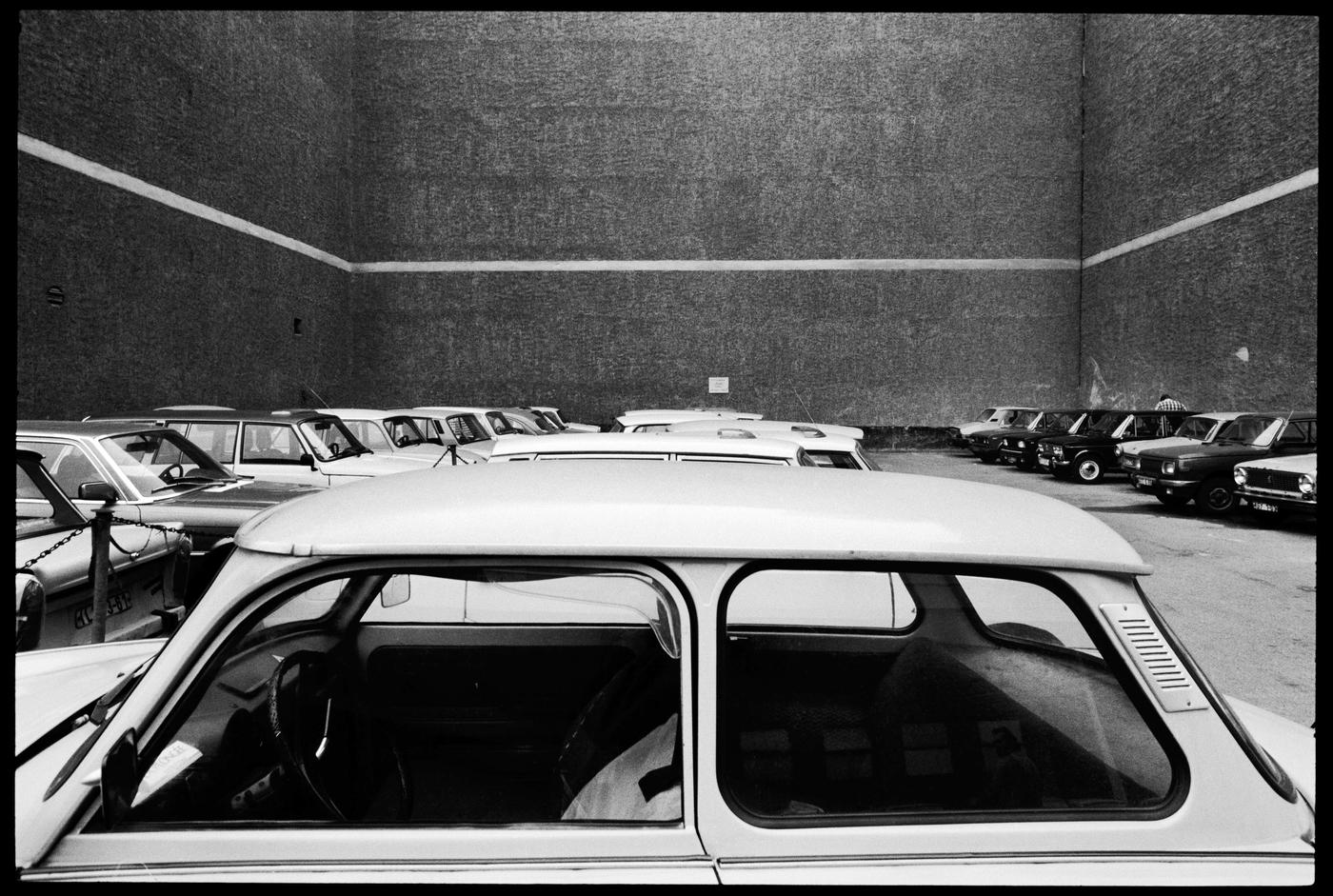 Patrick Tourneboeuf, "Dans une rue du centre Berlin Est.
Trabant sur un parking.
Allemagne. République démocratique allemande (RDA)", 1988