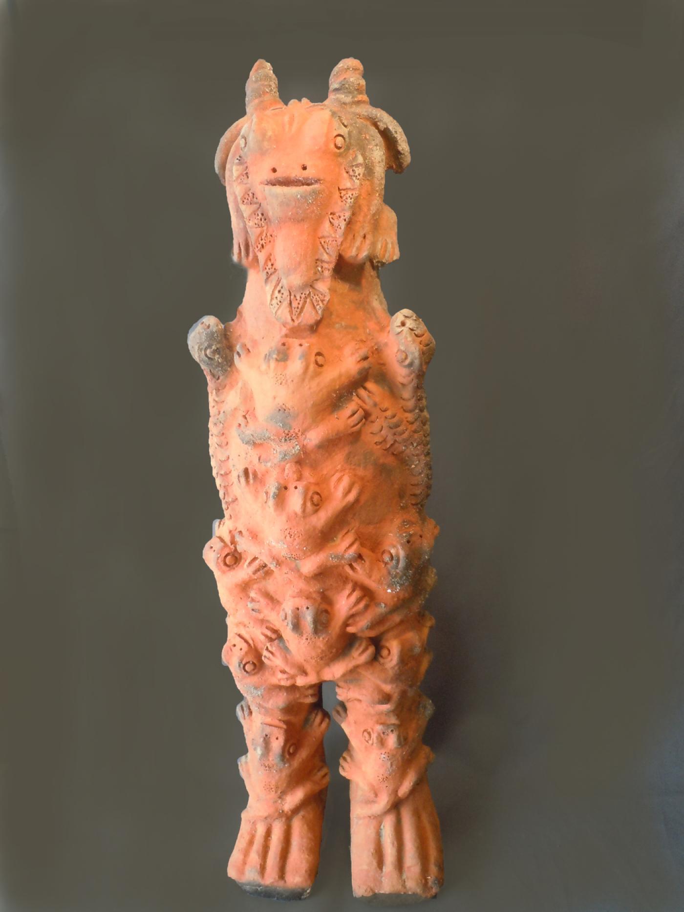 Seyni Awa Camara, "Grenouille",
2011, terre cuite, 103 x 37 x 33 cm.