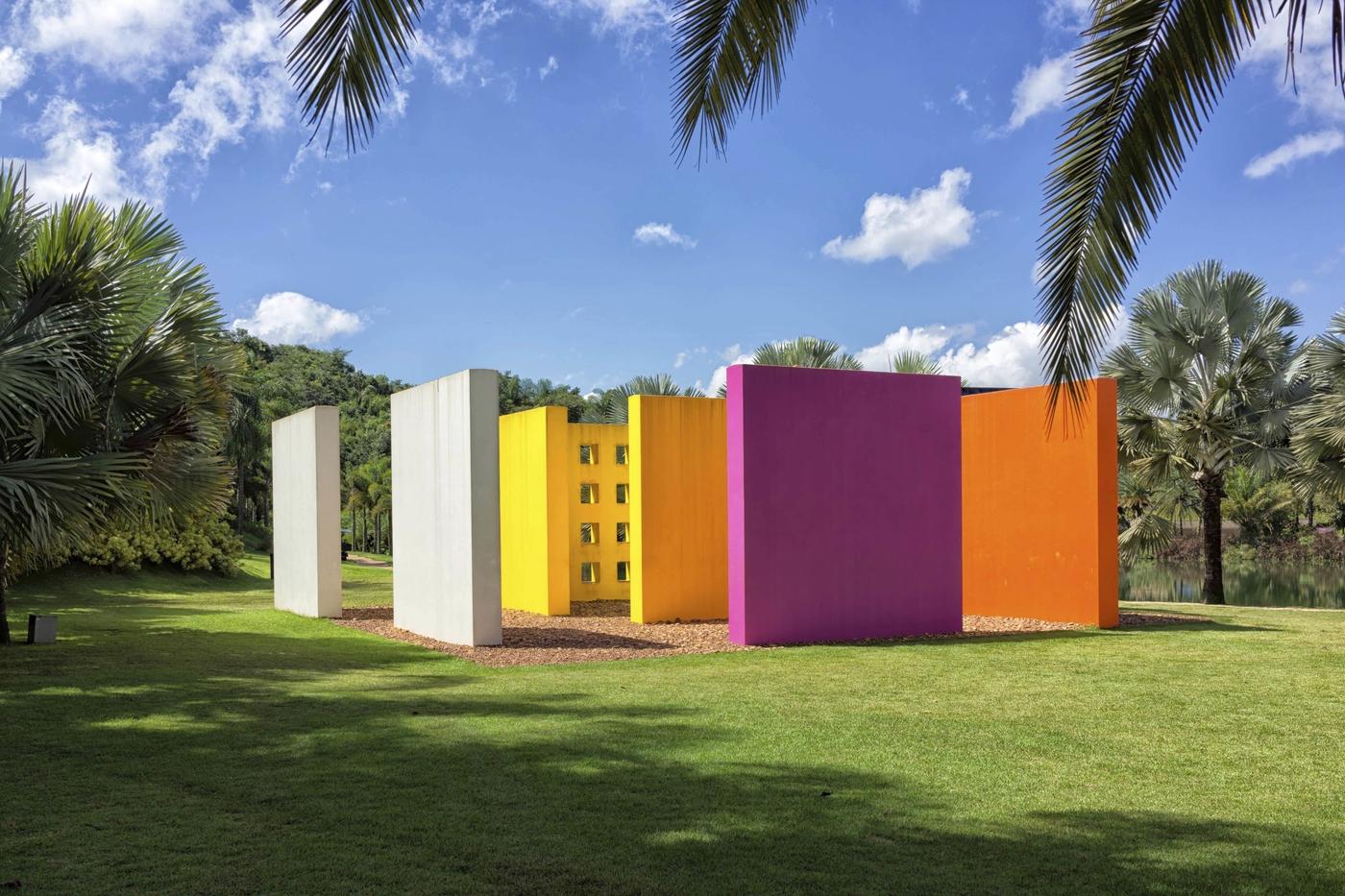 Hélio Oiticica, Invenção da cor, Penetrável Magic square # 5, De luxe, 1977. Œuvre exposée au musée Inhotim, à Brumadinho, Brésil.