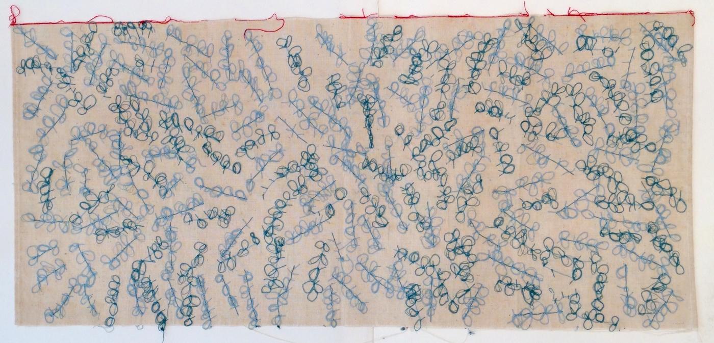 Hessie, "Végétation", 1972-1973, broderie de fils de deux bleus, 35 x 76 cm. Galerie Arnaud Lefèbvre.