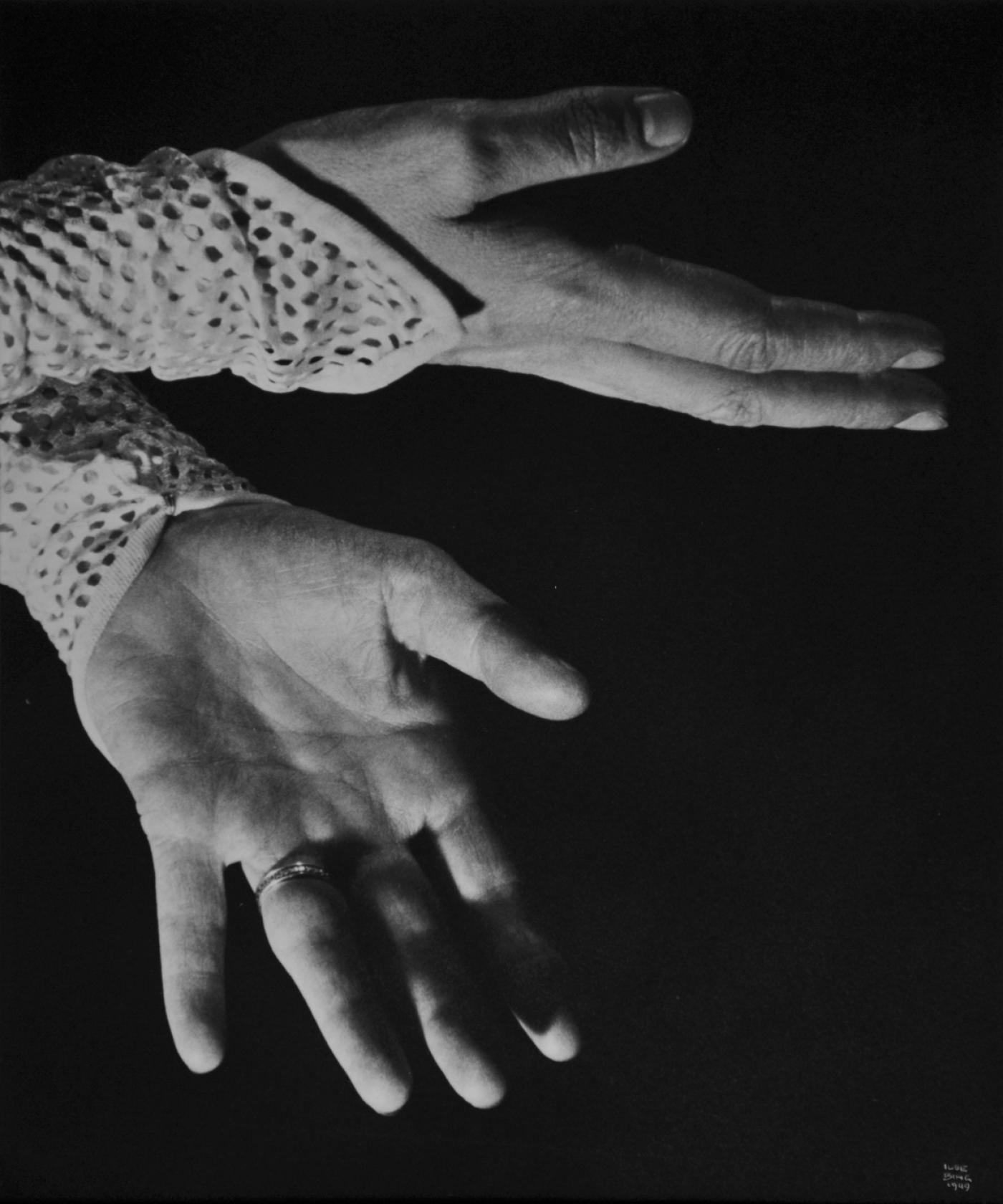 Ilse Bing , "Mains de Catherine", 1949, tirage gélatino-argentique d’époque, 31,5 x 26 cm.